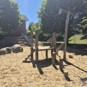Bild vom Spielplatz anzeigen.