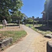 Bild vom Spielplatz anzeigen.