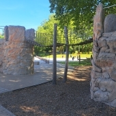 Bild vom Spielplatz anzeigen.