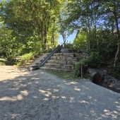 Bild vom Spielplatz anzeigen.