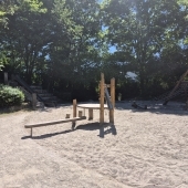 Bild vom Spielplatz anzeigen.