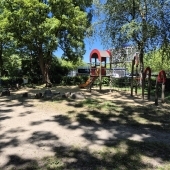 Bild vom Spielplatz anzeigen.