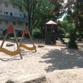Bild vom Spielplatz anzeigen.