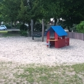 Bild vom Spielplatz anzeigen.