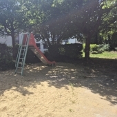 Bild vom Spielplatz anzeigen.