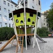 Bild vom Spielplatz anzeigen.