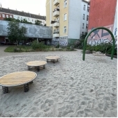 Bild vom Spielplatz anzeigen.