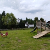 Bild vom Spielplatz anzeigen.