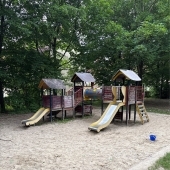 Bild vom Spielplatz anzeigen.