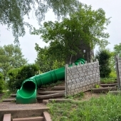 Bild vom Spielplatz anzeigen.