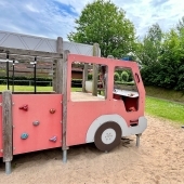 Bild vom Spielplatz anzeigen.