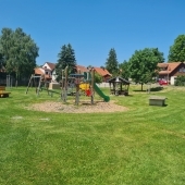 Bild vom Spielplatz anzeigen.