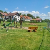 Bild vom Spielplatz anzeigen.