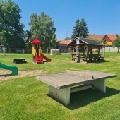 Bild vom Spielplatz anzeigen.