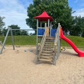 Bild vom Spielplatz anzeigen.