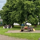 Bild vom Spielplatz anzeigen.