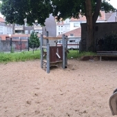 Bild vom Spielplatz anzeigen.