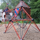 Bild vom Spielplatz anzeigen.