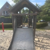 Bild vom Spielplatz anzeigen.