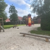 Bild vom Spielplatz anzeigen.