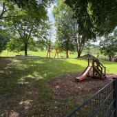 Bild vom Spielplatz anzeigen.