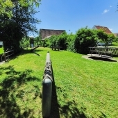 Bild vom Spielplatz anzeigen.