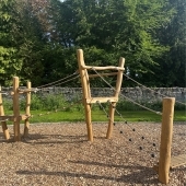 Bild vom Spielplatz anzeigen.