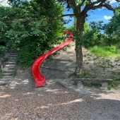 Bild vom Spielplatz anzeigen.