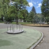 Bild vom Spielplatz anzeigen.