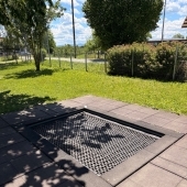 Bild vom Spielplatz anzeigen.