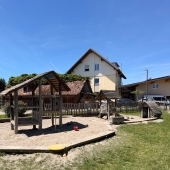Bild vom Spielplatz anzeigen.