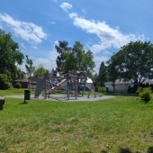 Bild vom Spielplatz anzeigen.