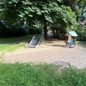 Bild vom Spielplatz anzeigen.
