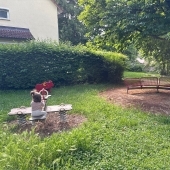 Bild vom Spielplatz anzeigen.