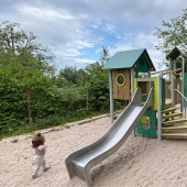 Bild vom Spielplatz anzeigen.