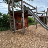 Bild vom Spielplatz anzeigen.