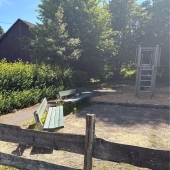 Bild vom Spielplatz anzeigen.