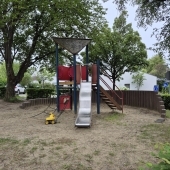 Bild vom Spielplatz anzeigen.