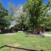 Bild vom Spielplatz anzeigen.