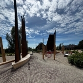 Bild vom Spielplatz anzeigen.