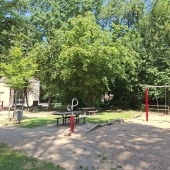 Bild vom Spielplatz anzeigen.