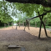 Bild vom Spielplatz anzeigen.