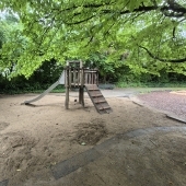 Bild vom Spielplatz anzeigen.