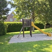 Bild vom Spielplatz anzeigen.