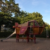 Bild vom Spielplatz anzeigen.