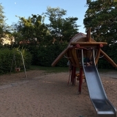 Bild vom Spielplatz anzeigen.