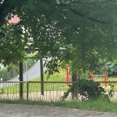 Bild vom Spielplatz anzeigen.