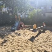 Bild vom Spielplatz anzeigen.