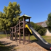 Bild vom Spielplatz anzeigen.