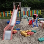 Bild vom Spielplatz anzeigen.